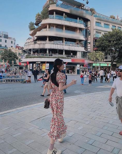 Ngoài lúc sexy, Anh Thư Về Nhà Đi Con cũng kín đáo với áo lam đi chùa-10