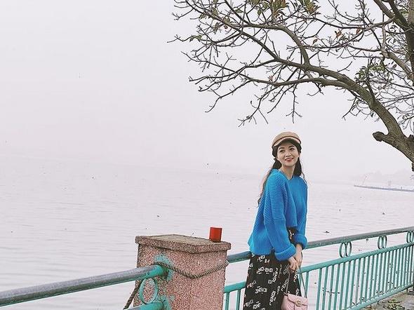 Ngoài lúc sexy, Anh Thư Về Nhà Đi Con cũng kín đáo với áo lam đi chùa-11