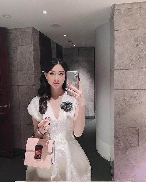 Ngoài lúc sexy, Anh Thư Về Nhà Đi Con cũng kín đáo với áo lam đi chùa-12