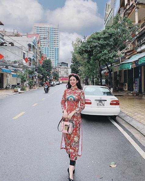 Ngoài lúc sexy, Anh Thư Về Nhà Đi Con cũng kín đáo với áo lam đi chùa-9