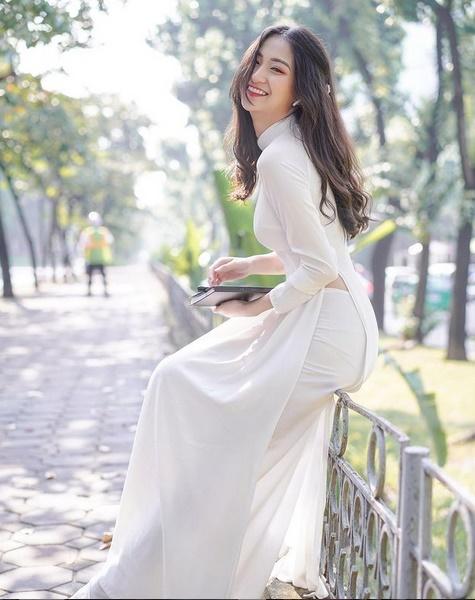 Ngoài lúc sexy, Anh Thư Về Nhà Đi Con cũng kín đáo với áo lam đi chùa-4