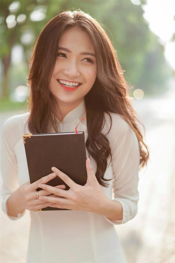 Ngoài lúc sexy, Anh Thư Về Nhà Đi Con cũng kín đáo với áo lam đi chùa-5