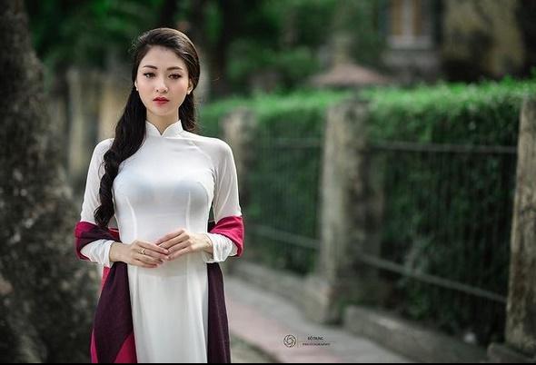 Ngoài lúc sexy, Anh Thư Về Nhà Đi Con cũng kín đáo với áo lam đi chùa-8