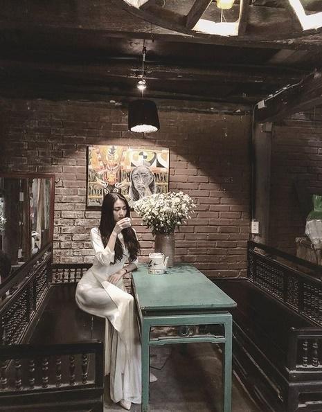 Ngoài lúc sexy, Anh Thư Về Nhà Đi Con cũng kín đáo với áo lam đi chùa-6