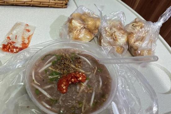 Đặt bát cháo lòng, cô gái kèm thêm 'điều ước', ai ngờ 'giấc mơ có thật'