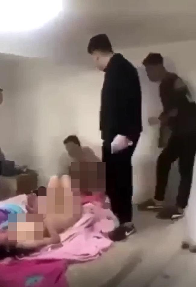 Đánh ghen lạnh sống lưng: Bắt tiểu tam khỏa thân vỗ tay, diễn lại cảnh nóng đủ các bước-3