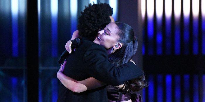 Ariana Grande lộ nhẫn cưới khi trình diễn Save Your Tears cùng The Weeknd-3