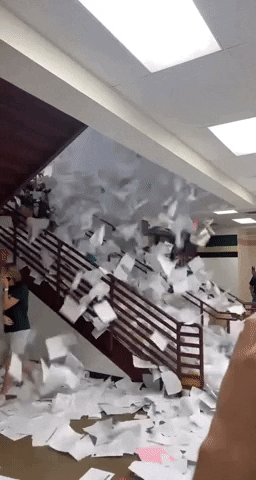 Tranh cãi nhóm học sinh xả sách vở tung tóe khắp trường-1