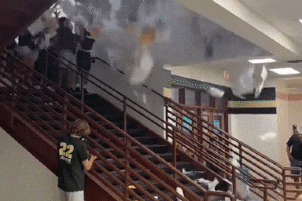 Tranh cãi nhóm học sinh xả sách vở tung tóe khắp trường