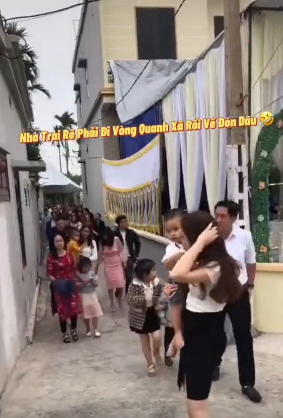 Cưới vợ sát vách, chú rể có hành động gây cười làm vui lòng cô dâu-1