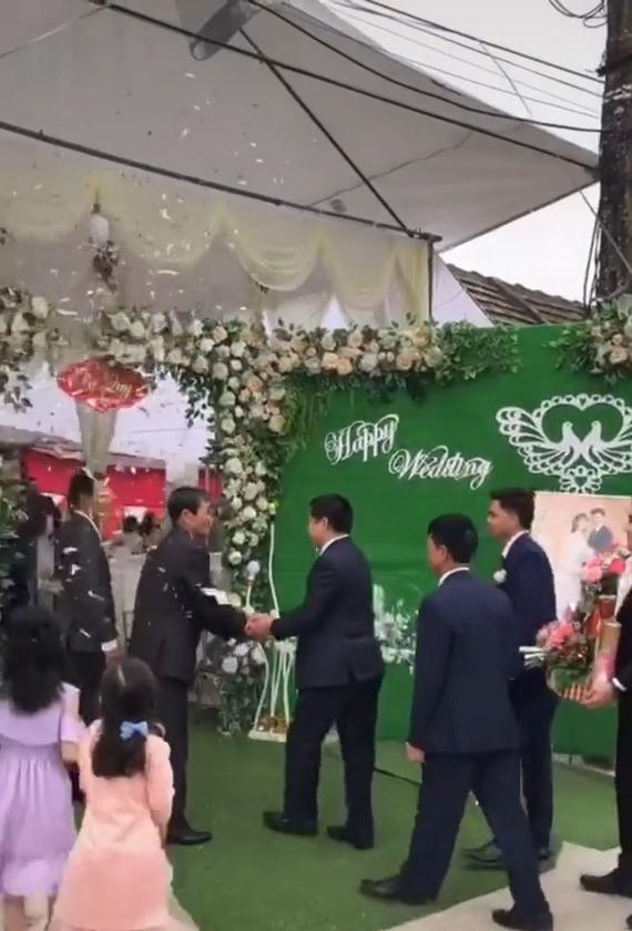 Cưới vợ sát vách, chú rể có hành động gây cười làm vui lòng cô dâu-2