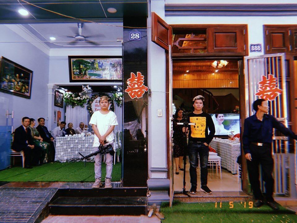 Cưới vợ sát vách, chú rể có hành động gây cười làm vui lòng cô dâu-3