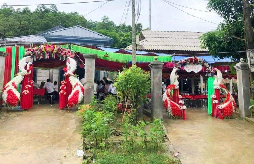 Cưới vợ sát vách, chú rể có hành động gây cười làm vui lòng cô dâu-5