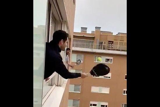 1001 cách giải trí cực bá đạo của các thanh niên phải 'chôn chân' ở nhà tránh 'Cô vy'