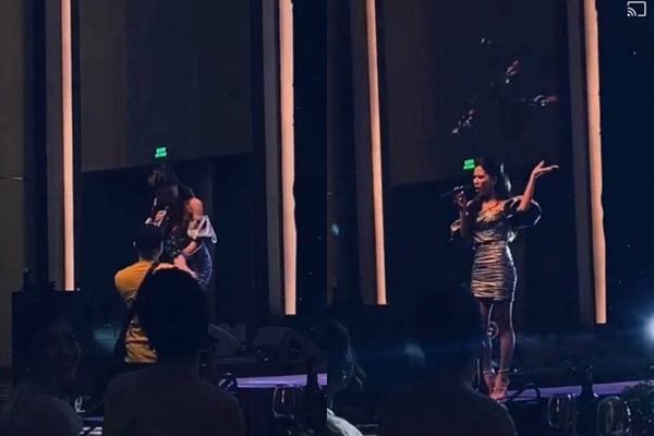 Hết ném hoa khán giả tặng, ca sĩ Hà Nhi lại gây sốc khi vừa hát vừa lạy-4