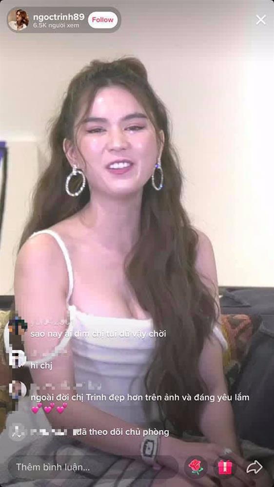 Ngọc Trinh trên livestream khác một trời một vực ảnh tự đăng-1