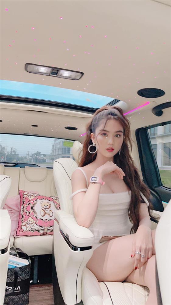 Ngọc Trinh trên livestream khác một trời một vực ảnh tự đăng-3