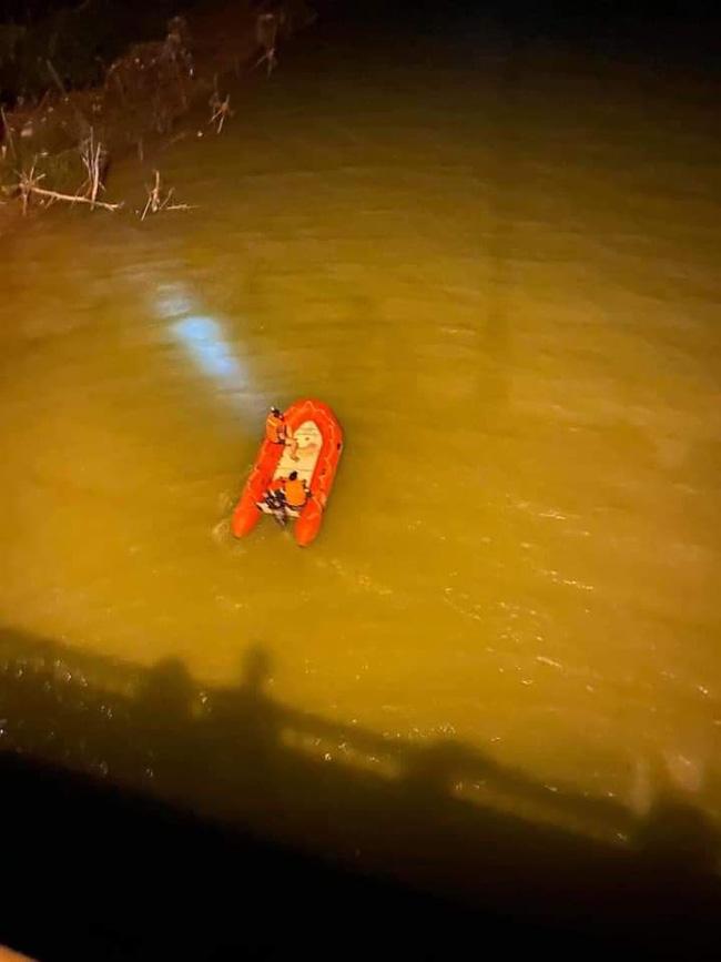 Thầy giáo để lại SH nhảy cầu ở Hà Tĩnh: Tìm thấy thi thể có 3 vết đạn trên đầu-3