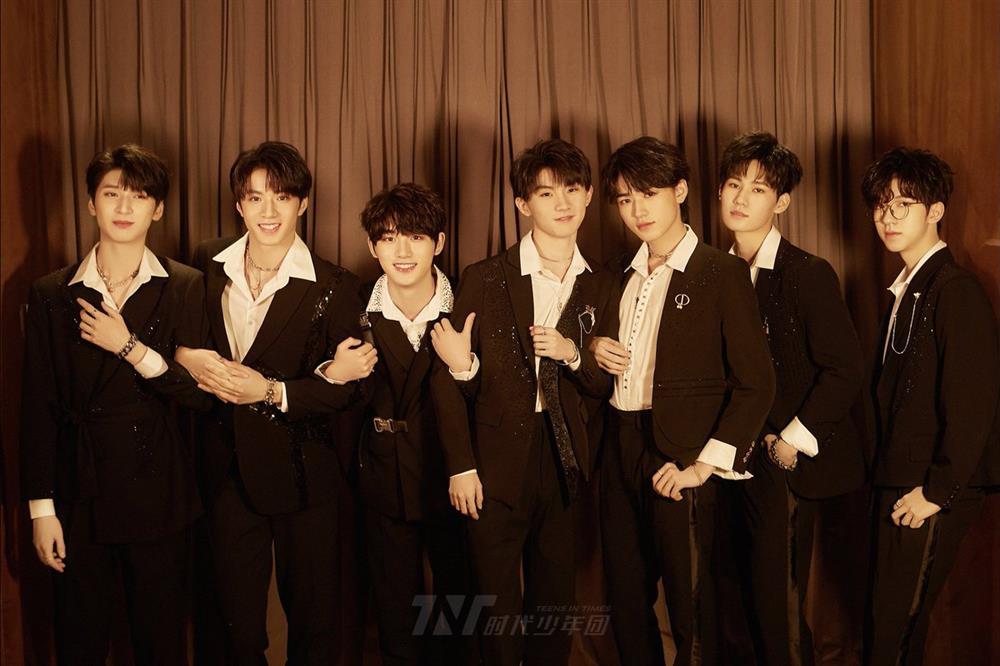 Người hâm mộ nhóm nhạc Trung Quốc gây náo loạn trên máy bay-1