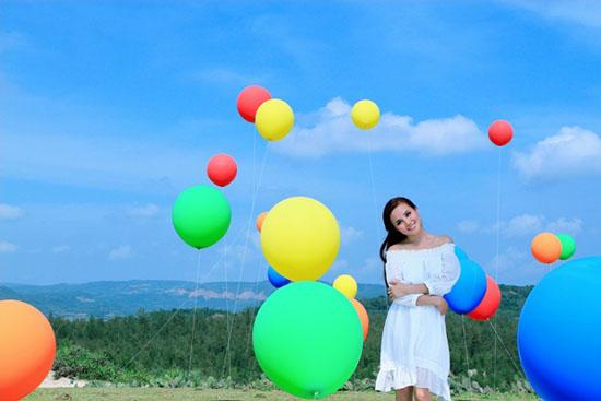 Vy Oanh giàu có nhưng cũng đầy ồn ào phủ sóng khắp showbiz-3