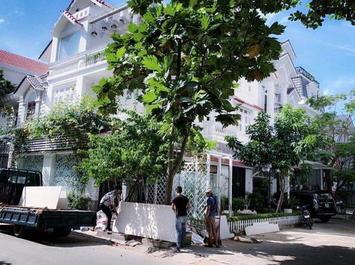 Vy Oanh giàu có nhưng cũng đầy ồn ào phủ sóng khắp showbiz-6