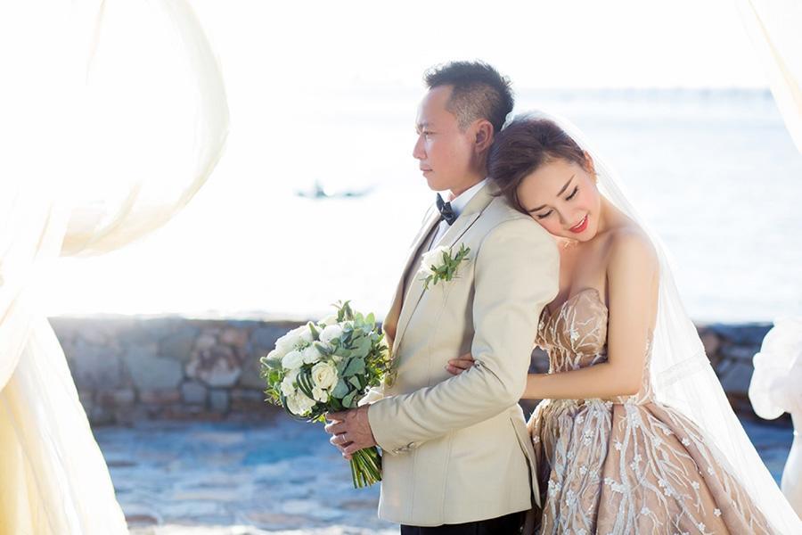 Vy Oanh giàu có nhưng cũng đầy ồn ào phủ sóng khắp showbiz-9