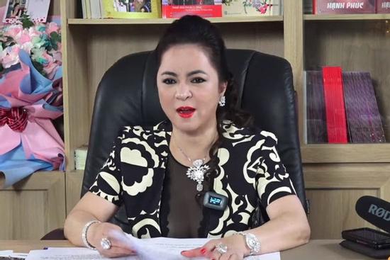 Bà Phương Hằng bất ngờ thông báo hủy livestream vì... ốm rồi