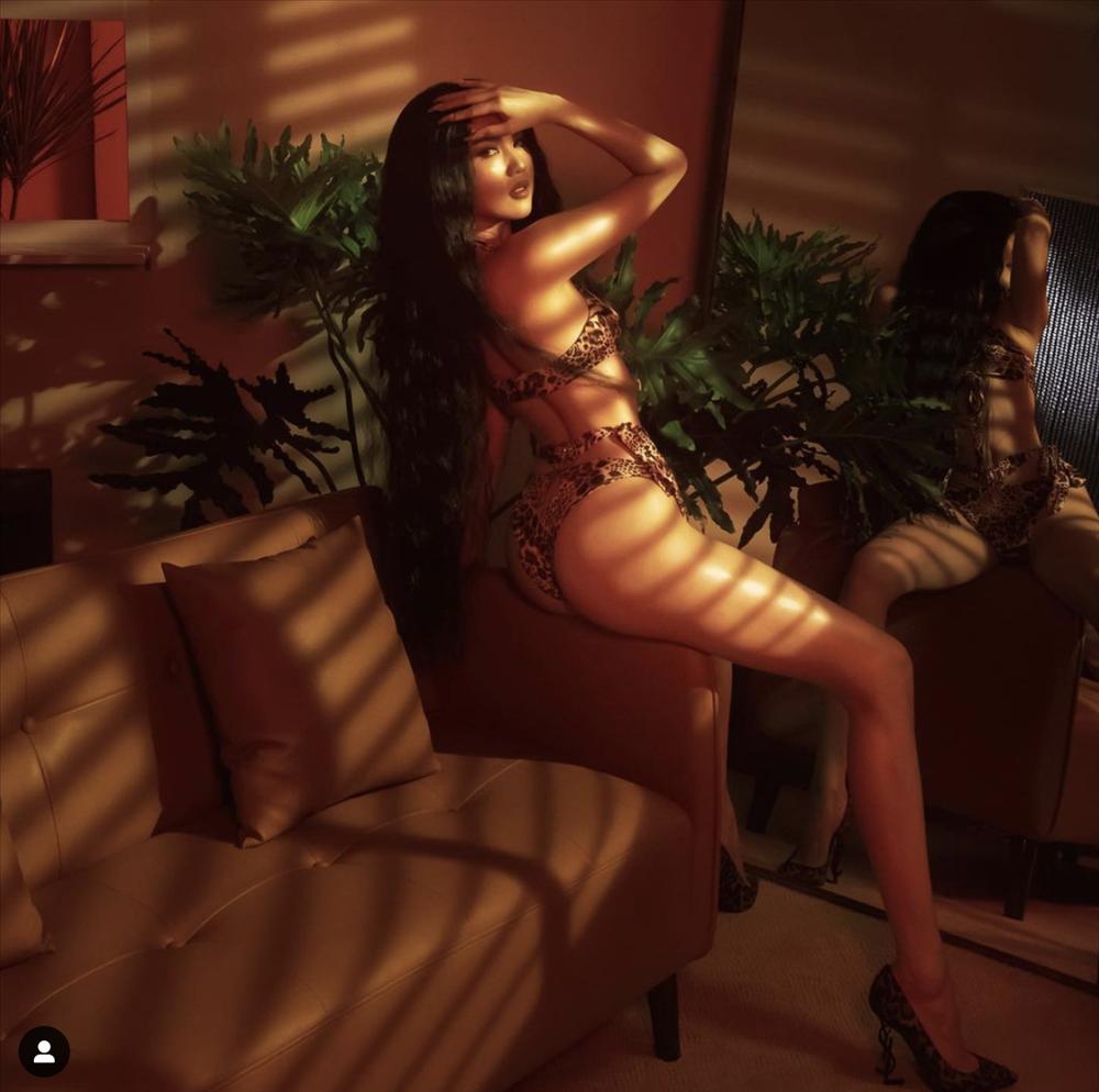 Ngọc Trinh tạo dáng bốc lửa nhưng lộ chi tiết nhạy cảm vì đạo cụ phản chủ-1