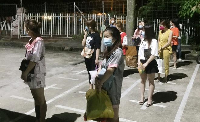 Tụ tập hát karaoke giữa dịch Covid-19, 12 người bị đưa đi cách ly-1