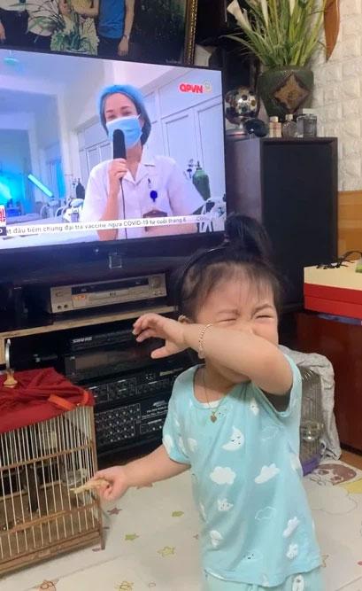Mẹ đi chống dịch bất ngờ xuất hiện trên tivi, bé gái khóc nức nở đòi mẹ bé-2