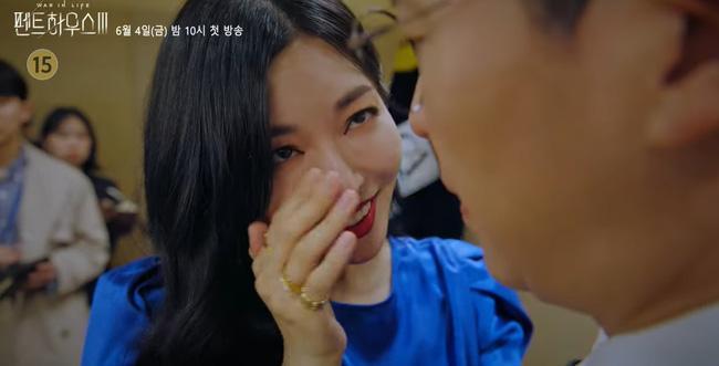 Cuộc Chiến Thượng Lưu phần 3 tập 1: Su Ryeon thăm chồng ngồi tù, thái độ Ju Dan Tae vênh váo-4