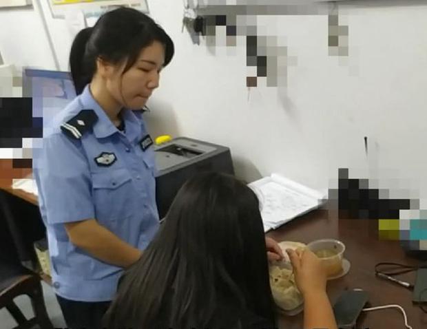 Vượt 300 cây số gặp bạn trai quen qua mạng, thiếu nữ 15 tuổi bị cho leo cây vì lộ mặt thật-2