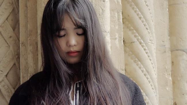 Tặng đồng nghiệp một thỏi son xịn, tôi đứng hình khi thấy hành động của chị trong nhà vệ sinh-1