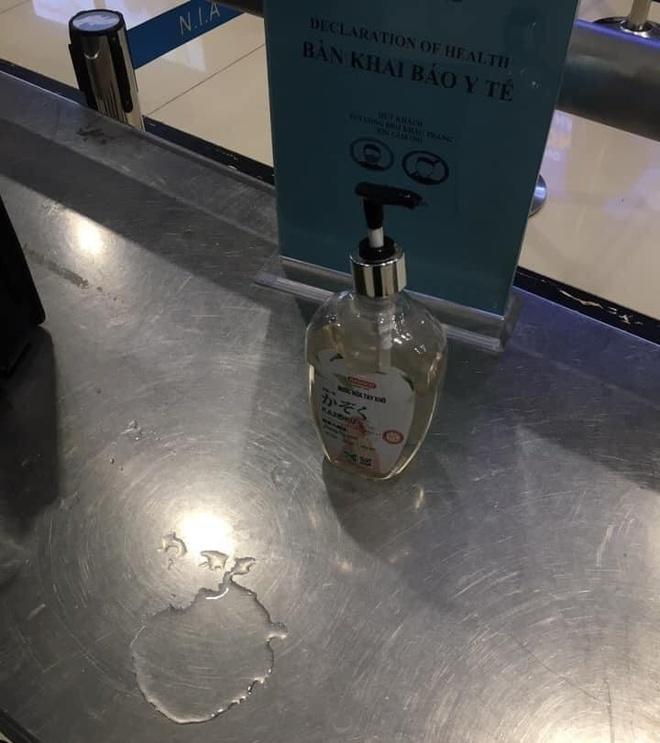 Khách tố dung dịch sát khuẩn là nước lã, sân bay Nội Bài nói gì?-1