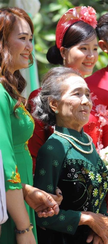 Xôn xao bức ảnh mẹ và con gái giống nhau như 2 giọt nước-4