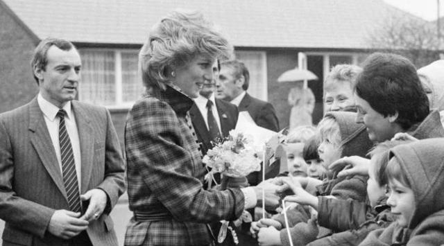 Ngoại tình, Công nương Diana từng định bỏ trốn với cận vệ-3