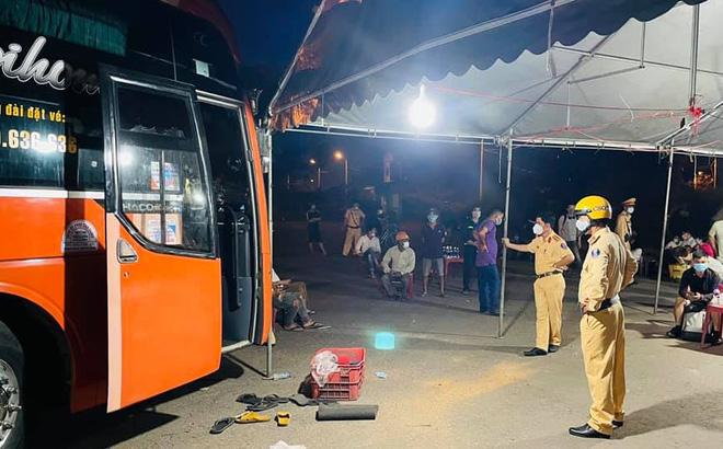 Bị yêu cầu kiểm tra y tế, tài xế xe khách nhổ nước bọt vào mặt CSGT-1