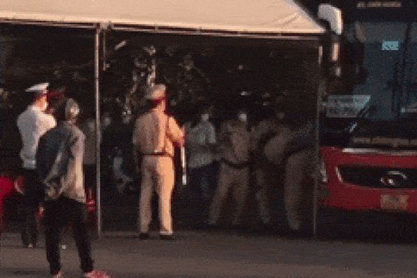 Bị yêu cầu kiểm tra y tế, tài xế xe khách nhổ nước bọt vào mặt CSGT-2