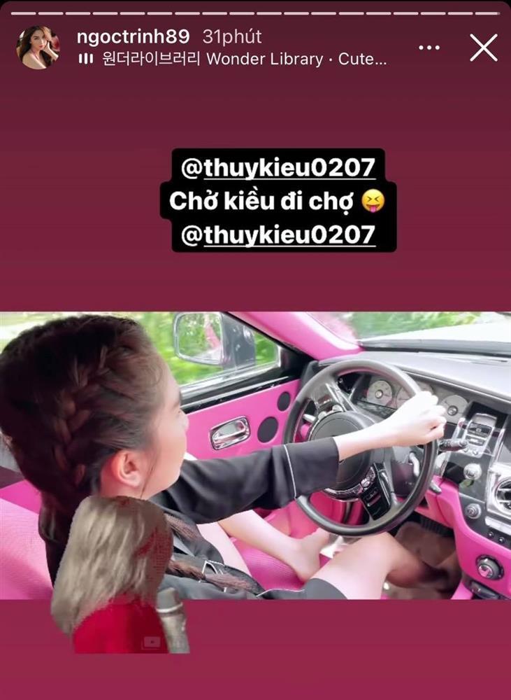 Ngọc Trinh bị chỉ trích vì gác chân lên ghế, đi đất khi lái xế hộp 30 tỷ-2