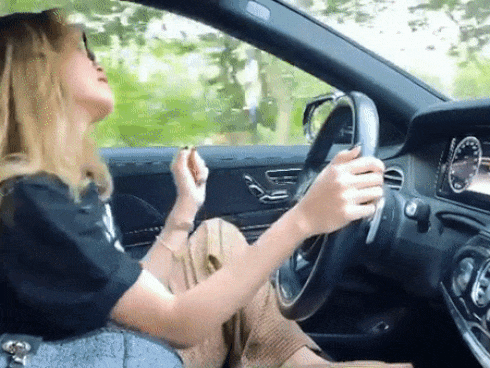 Ngọc Trinh bị chỉ trích vì gác chân lên ghế, đi đất khi lái xế hộp 30 tỷ-5