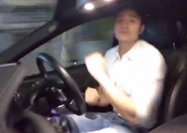 Ngọc Trinh bị chỉ trích vì gác chân lên ghế, đi đất khi lái xế hộp 30 tỷ-8