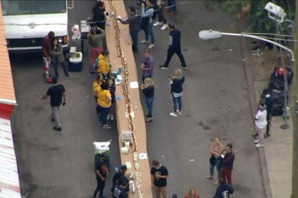 Chủ nhà hàng làm bánh mỳ dài 155m kỉ lục để mừng thoát COVID-19-1