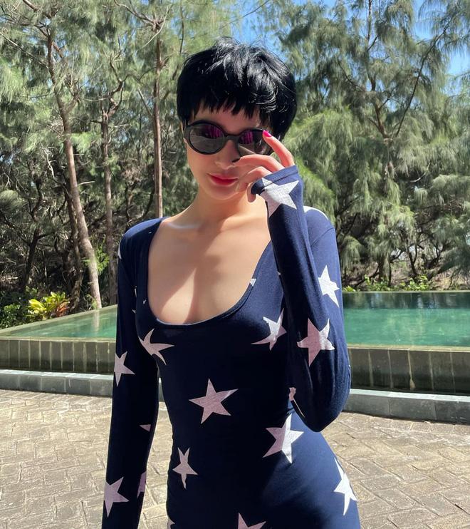 Hiền Hồ diện áo crochet khoe vòng 1 nhưng nốt ruồi ở vị trí ứ ừ mới chiếm spotlight-2