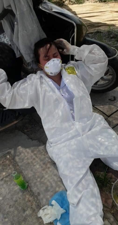 Nắng nóng 40 độ, nhiều nhân viên y tế ngất giữa tâm dịch Covid-19-2