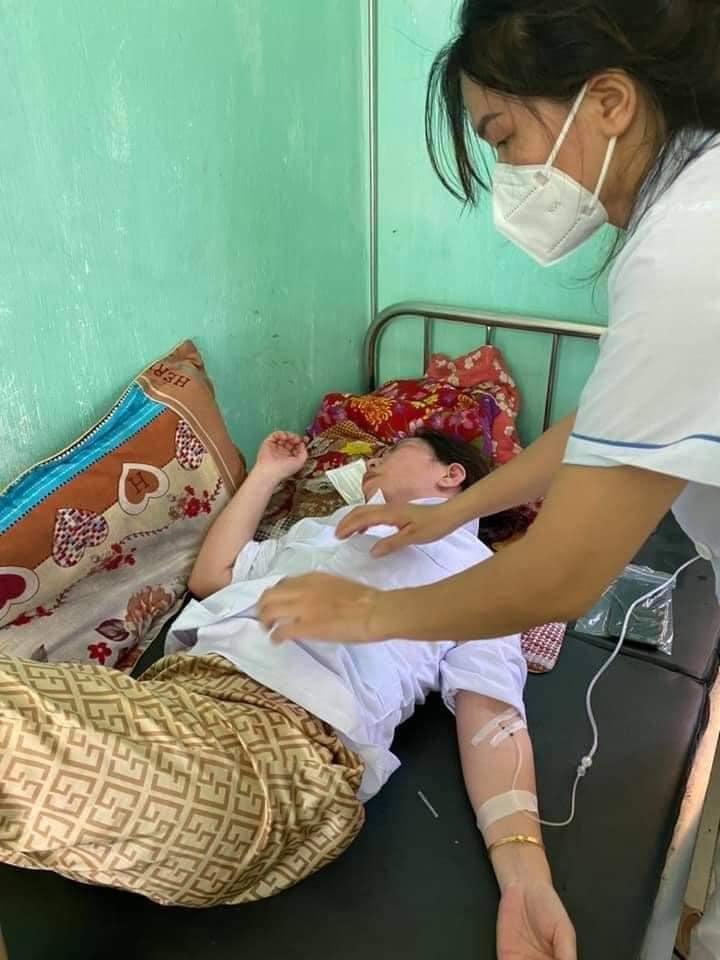 Nắng nóng 40 độ, nhiều nhân viên y tế ngất giữa tâm dịch Covid-19-7