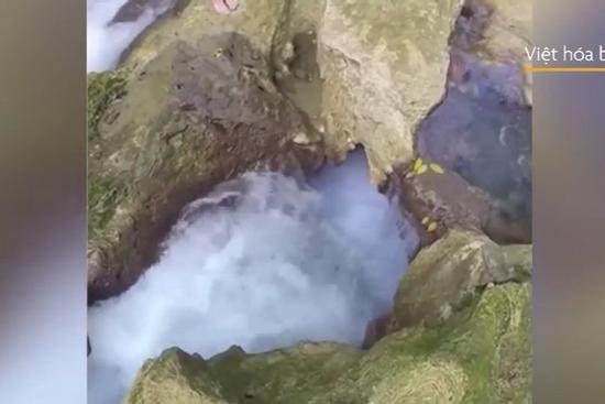 Hố sâu giữa dòng nước chảy xiết thu hút du khách nhảy xuống