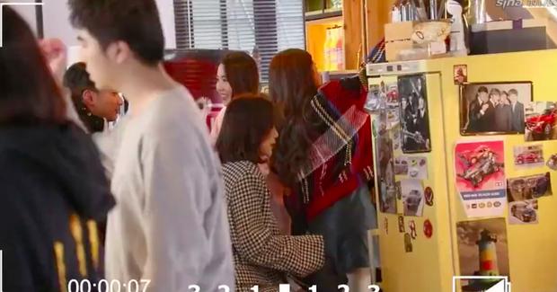 Triệu Lộ Tư bị tóm sống ăn cắp rồi bỏ chạy khỏi phim trường-1