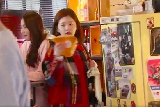 Triệu Lộ Tư bị 'tóm sống' ăn cắp rồi bỏ chạy khỏi phim trường