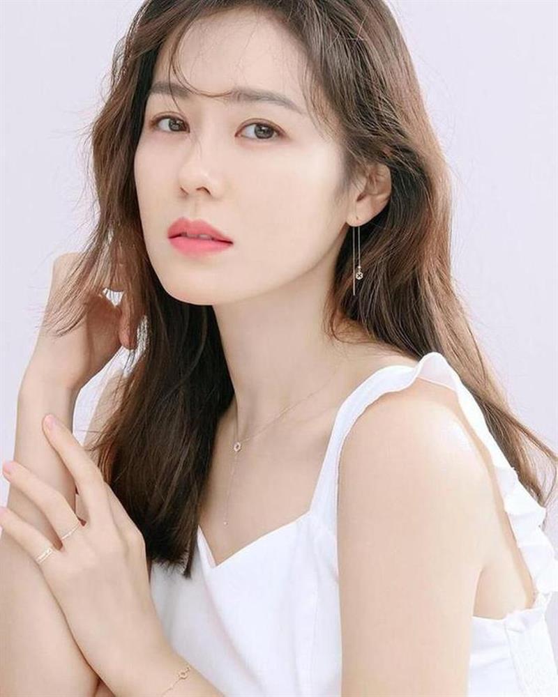 Son Ye Jin trẻ xinh là thế nhưng cứ đánh son đỏ là bị dìm thậm tệ-1