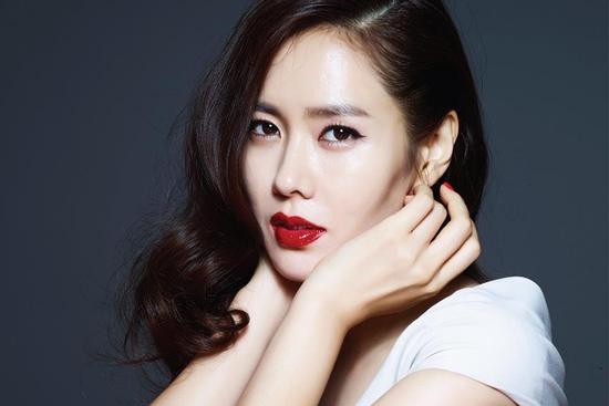 Son Ye Jin trẻ xinh là thế nhưng cứ đánh son đỏ là bị dìm thậm tệ